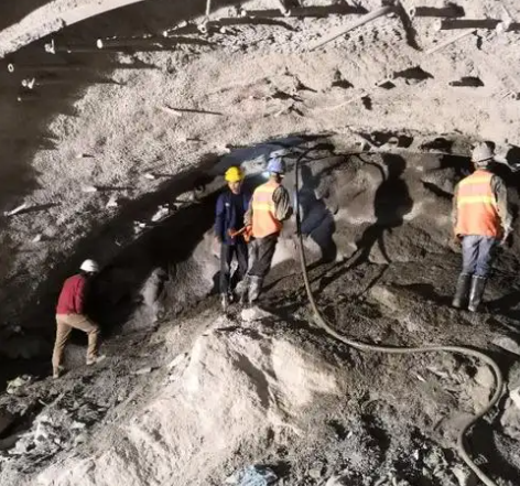 南坤镇拱顶带模注浆料的施工流程及注意事项